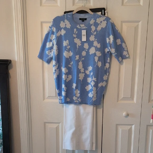 🎉SALE🎉 PERFECT Ann Taylor NWT Blue Floral Short Sleeve Sweater - Picture 4 of 5